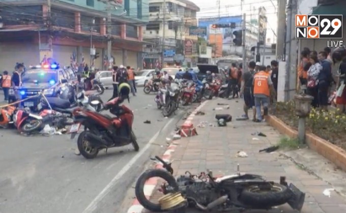 นาทีระทึก! กระบะซิ่งชน จยย.10 คัน ดับ 2 ราย