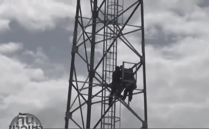 ระทึก! หนุ่มน้อยใจภรรยา อุ้มลูกน้อยปีนเสาโทรศัพท์