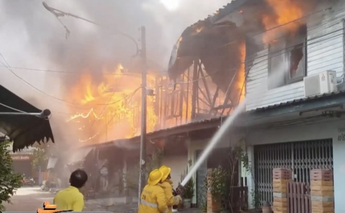 ไฟไหม้บ้านเรือนชุมชนเก่าแก่ จ.กาญจนบุรี