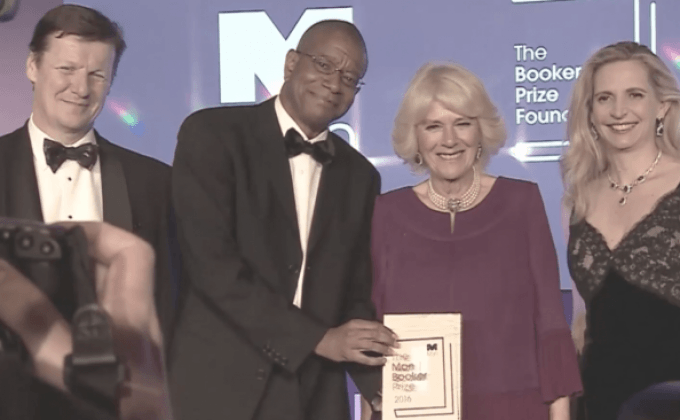 “พอล บีตตี้” คว้ารางวัล “Man Booker 2016”