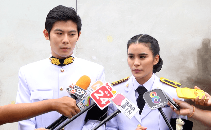 “มัดหมี่” ควงสามี ถวายสักการะพระบรมศพ