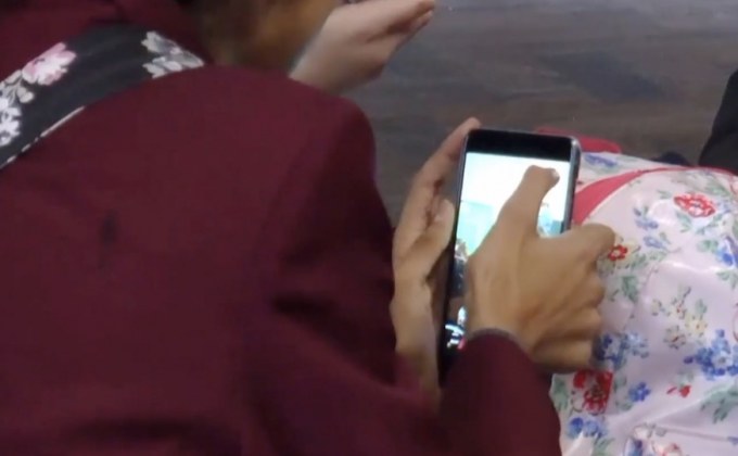 โรงเรียนในอังกฤษยอมให้นักเรียนใช้โทรศัพท์