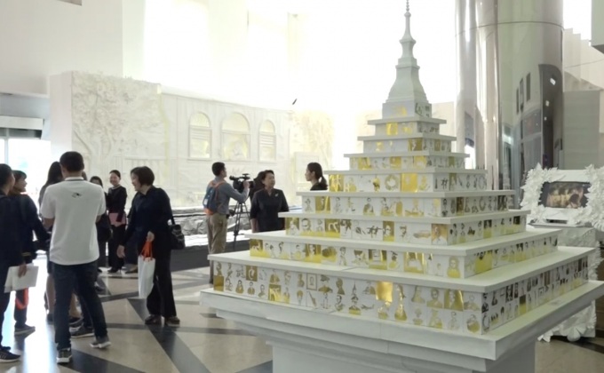 ประติมากรรมกระดาษ “ส่งเสด็จสู่สรวงสวรรค์”