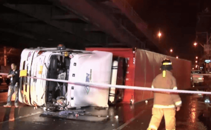 รถบรรทุก18 ล้อ พลิกคว่ำก๊าซรั่วไหล