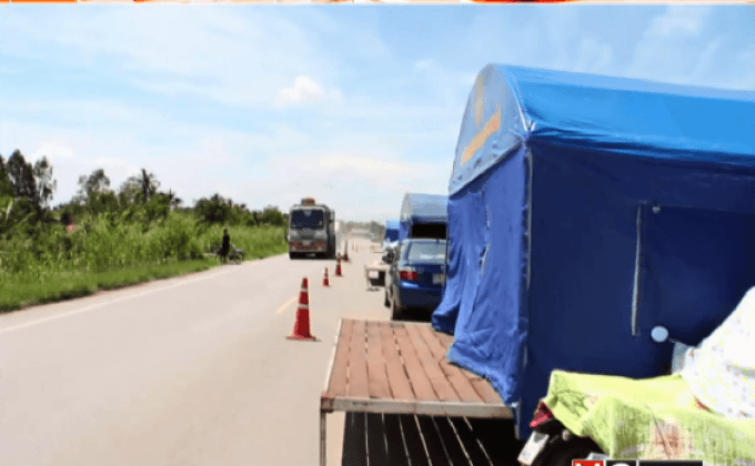 ชาวบ้านหนีน้ำท่วมตั้งเต็นท์ริมถนนที่จ.อ่างทอง