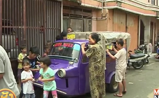 ห้องสมุดเคลื่อนที่บนรถสามล้อเก่า