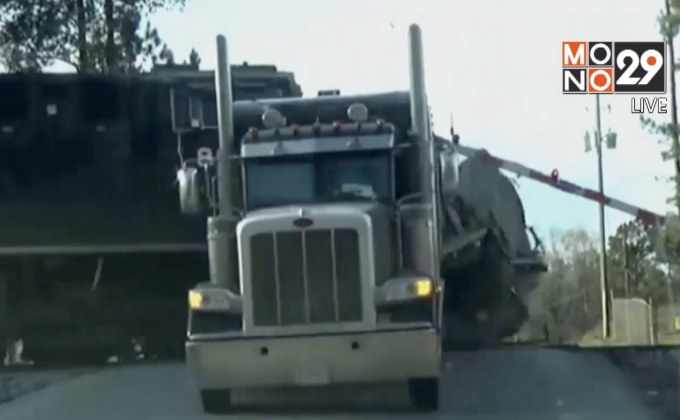 นาทีระทึก รถไฟชนรถบรรทุกในสหรัฐฯ