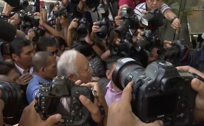 อดีตนายกฯ มาเลเซียเดินทางไปให้ข้อมูลคดีทุจริต