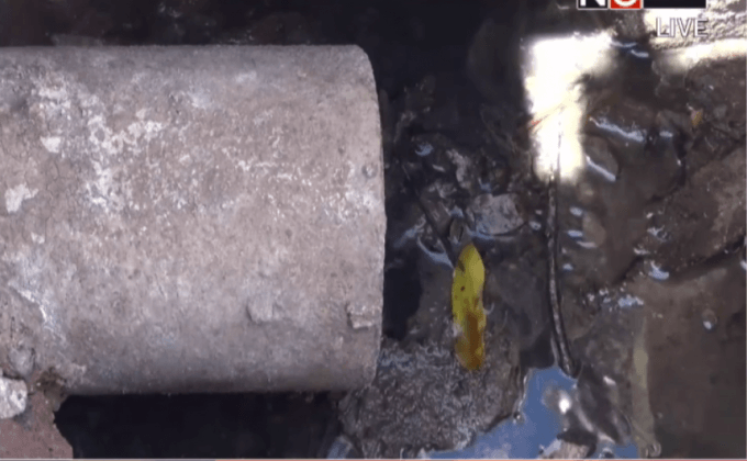 ชาวบ้านเดือดร้อนจากกลิ่นน้ำมันรั่วซึมในท่อระบายน้ำ