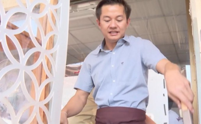 กัปตันผันตัวขายก๋วยเตี๋ยวสู้วิกฤตแรงงาน
