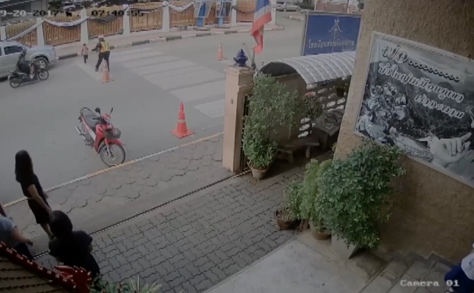 ชื่นชม ตร.ลำปาง โดดขวาง จยย.ช่วยเด็กอนุบาล