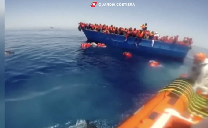 หน่วยยามชายฝั่งอิตาลีช่วยผู้อพยพขึ้นจากทะเล