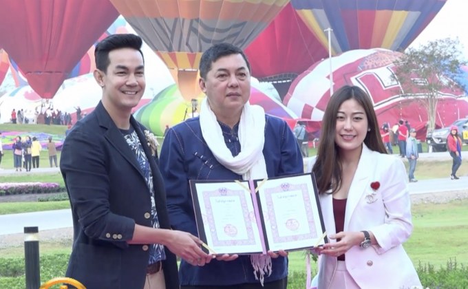 ​โรแมนติกวาเลนไทน์ จดทะเบียนสมรส-บอกรักบนบอลลูน