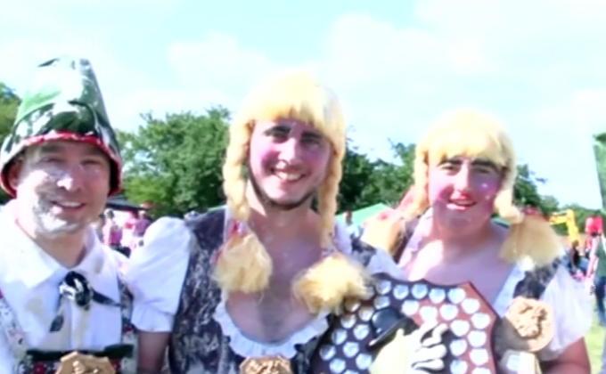 แข่งปาพายคัสตาร์ดในอังกฤษ