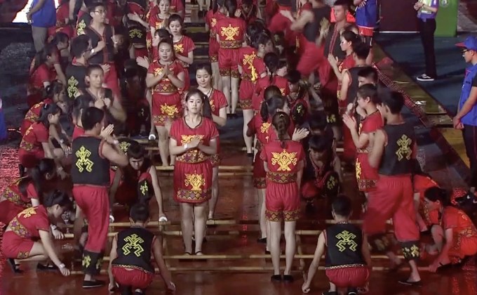 งานแสดงรำกระทบไม้ฉลอง 30 ปี มณฑลไห่หนาน