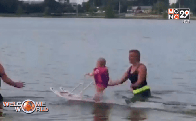 ทารกหญิงโชว์ลีลาการเล่นสกีน้ำ