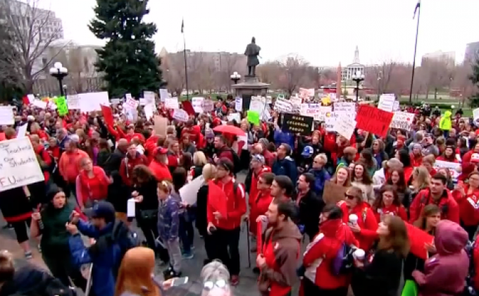 ​ครูในสหรัฐฯ ผละงานประท้วงต่อเนื่อง