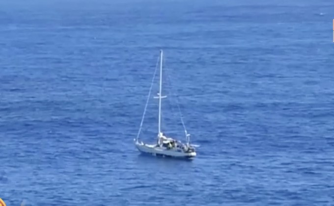 ช่วยนักแล่นเรือลอยลำกลางทะเลนาน 5 เดือน