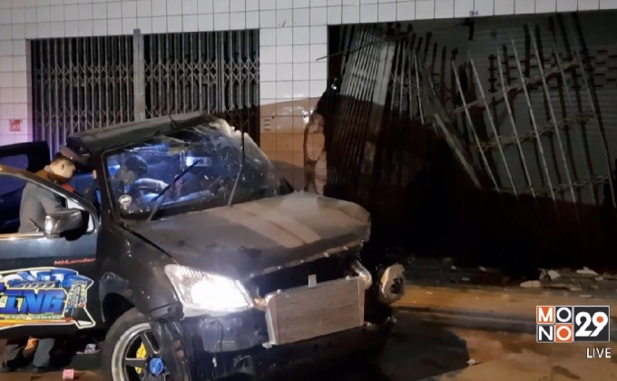 กระบะเสียหลักพุ่งชนอาคารคนขับสาหัส