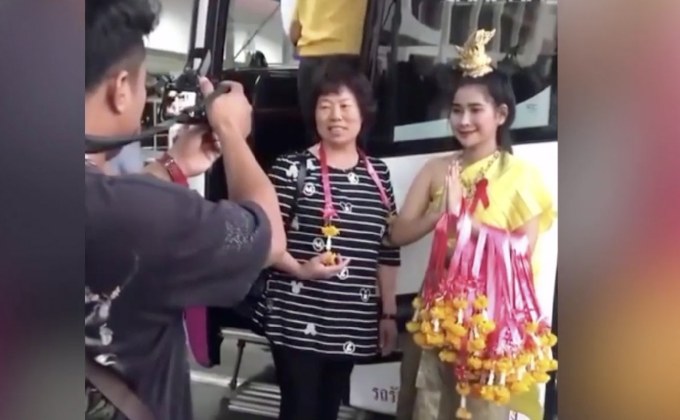 โซเชียลล้อสาวฝืนยิ้ม คล้องพวงมาลัยนักท่องเที่ยวจีน