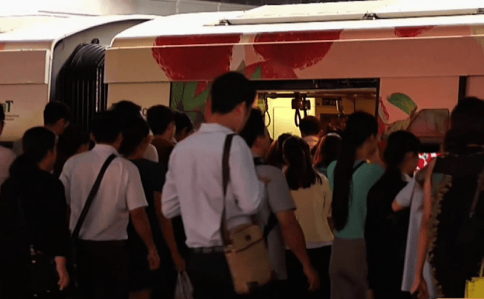 บทเรียนบีทีเอส…คนกรุงป่วน