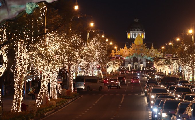 รัฐมนตรีประจำสำนักนายกรัฐมนตรี เชิญชวนประชาชน ชมความสวยงาม ประดับดอกไม้ -ไฟ ตลอดถนนราชดำเนิน –รอบสวนจิตรลดา เฉลิมพระเกียรติในหลวง ชนมพรรษา 6 รอบ 72 พรรษา ตลอดเดือนสิงหาคมนี้