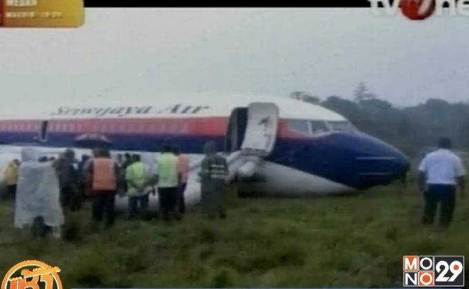 เครื่องบินลื่นไถลออกนอกรันเวย์ในอินโดฯ
