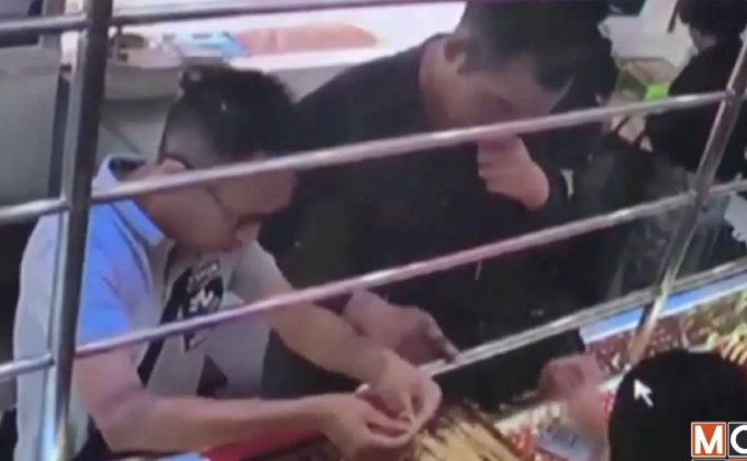 ชาวจีนฉวยจังหวะพนักงานเผลอขโมยทอง 6 บาท