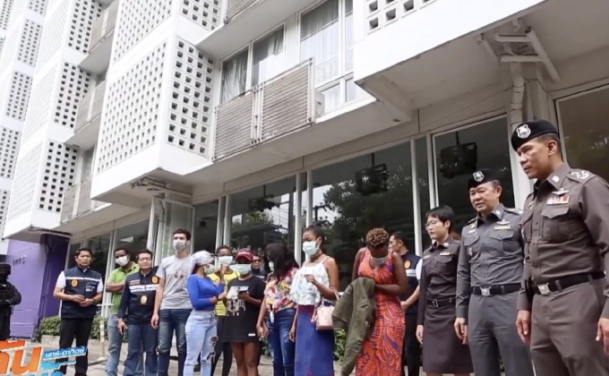 ตำรวจค้นคอนโดหรู จับแก๊งแอฟริกัน ค้ายา-หนีเข้าเมือง