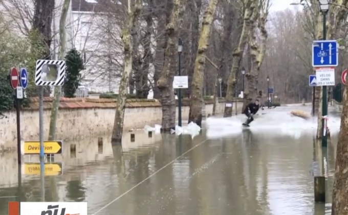 ​ชาวปารีสโชว์ลีลาเล่นเวคบอร์ดบนถนน