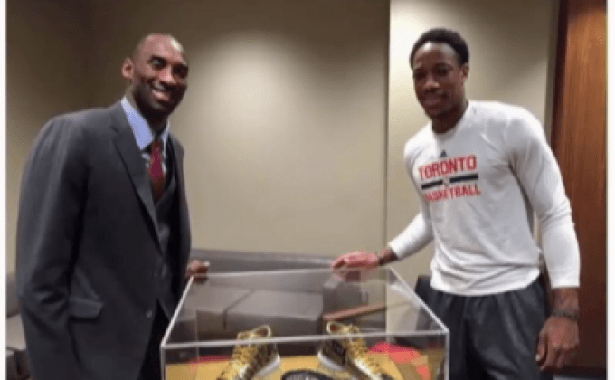 “แร็พเตอร์ส” มอบรองเท้าให้เกียรติ “โคบี้”