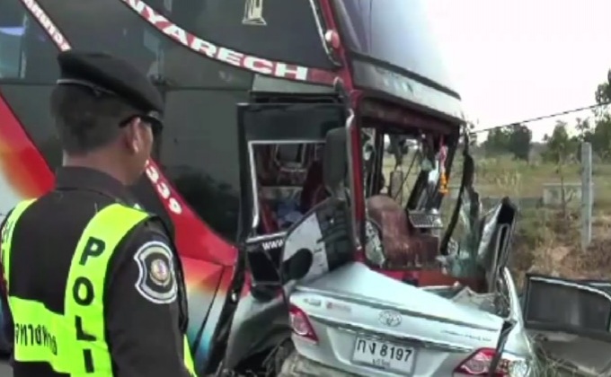 เก๋งแหกโค้งชนรถทัวร์มีผู้เสียชีวิต 2 คน