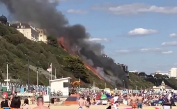 ​ระทึก! ไฟไหม้กระท่อมริมหาดดังในอังกฤษ