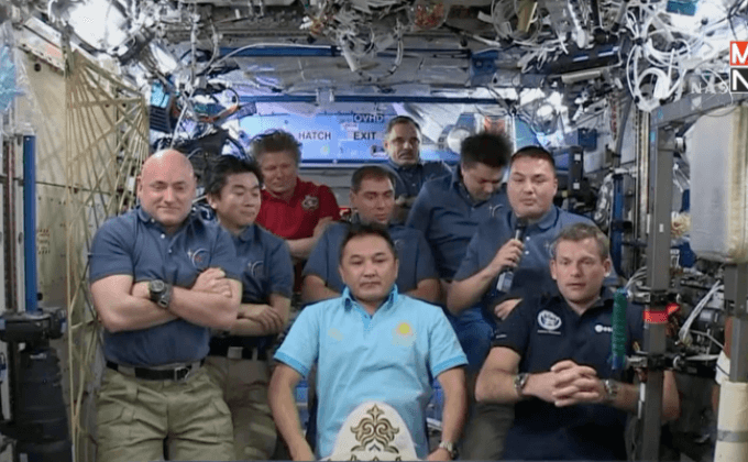 หนังสือตีแผ่ชีวิตนักบินอวกาศ