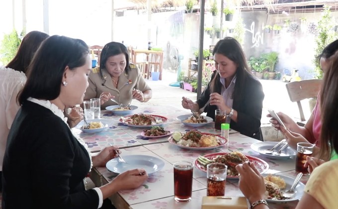 แห่ลิ้มรสข้าวกะเพราถาดยักษ์