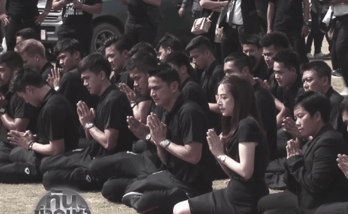 “ช้างศึก” เข้ารายงานตัว ก่อนร่วมแสดงความไว้อาลัย ที่ท้องสนามหลวง