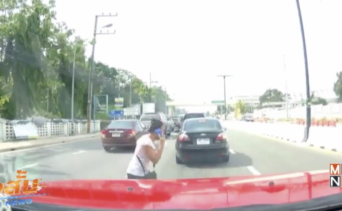 สาวคุยโทรศัพท์ข้ามถนนช่วงรถติดไฟแดงถูกรถชน