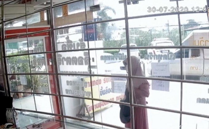 สาวควงปืนบุกเดี่ยวจี้ร้านทอง ไม่ทันหนีโดนล็อกประตูขังปล่อยโฮ