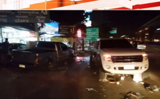 รถชนกัน 4 คันก่อนพุ่งเข้าร้านค้าริมทาง