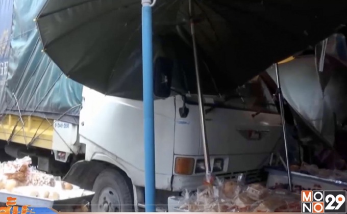 รถบรรทุกไหลชนร้านค้าหลังตลาดสด จ.ตรัง