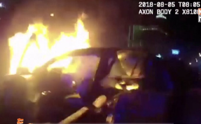 ตำรวจสหรัฐฯ ช่วยคนติดในรถที่กำลังไฟไหม้