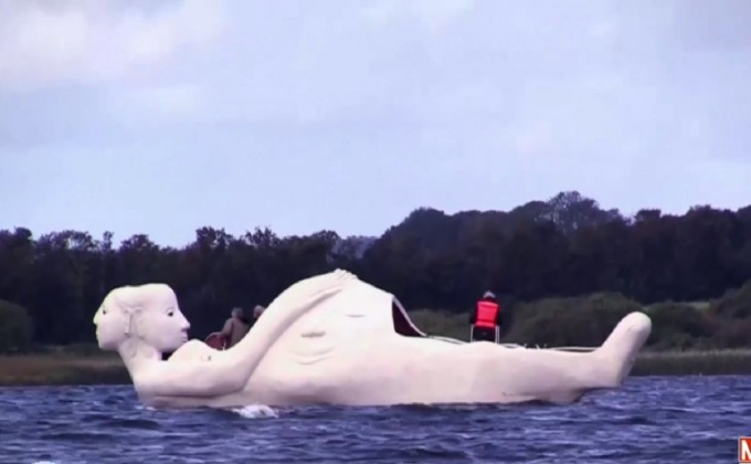 ประติมากรรมลอยน้ำในเดนมาร์ก