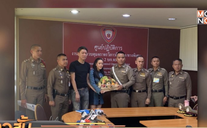 “หนิง ปณิตา” มอบกระเช้าขอโทษตำรวจจราจร