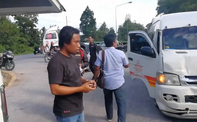 รถตู้โดยสารชนรถเก๋ง จ.สงขลา