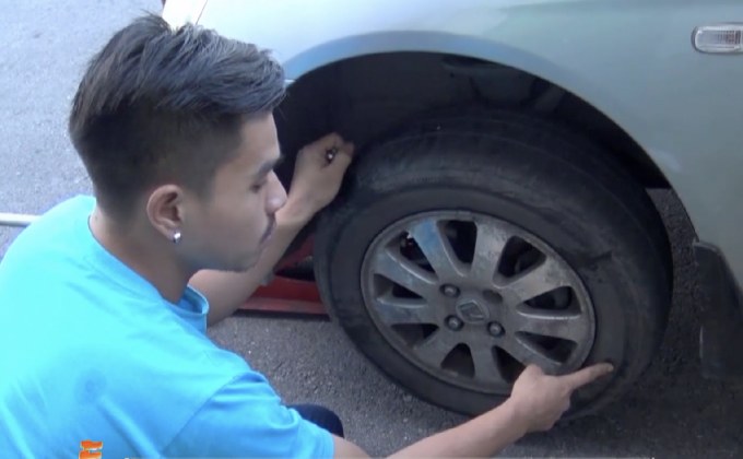 ชายก่อเหตุใช้มีดแทงยางรถยนต์เสียหาย 20 คัน