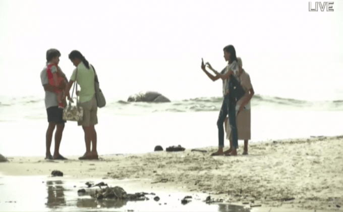 นักท่องเที่ยวเริ่มลงเล่นน้ำหาดหัวหินอีกครั้ง