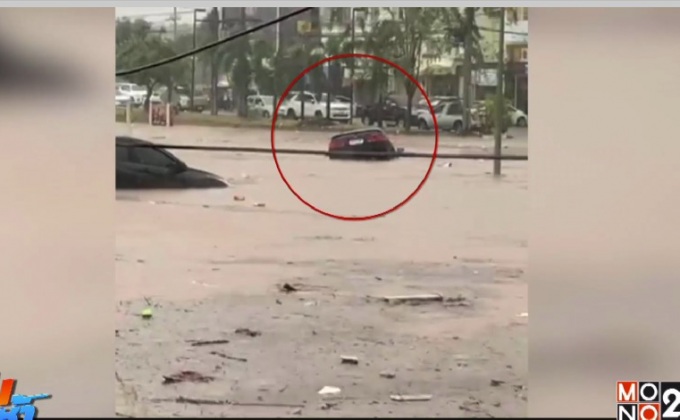 นาทีชีวิต หนุ่มหนีตายน้ำท่วมเก๋ง