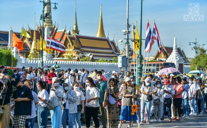 ประชาชนต่อแถวรอไหว้ศาลหลักเมือง การจราจรค่อนข้างติดขัด