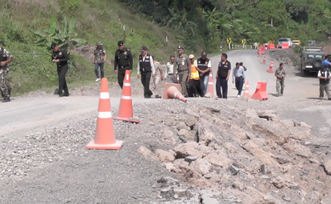 เตือนห้ามรถนักท่องเที่ยวใช้ทางขึ้นภูทับเบิกทรุดตัว