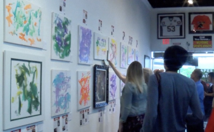 นิทรรศการภาพวาดฝีมือ “ลิง” ในสหรัฐฯ